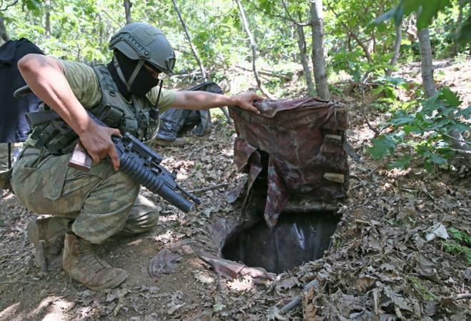 Diyarbakr 7. Kolordu Komutanlnn sevk ve idaresinde 24 taburun katlmyla Lice ve civar blgelerde icra edilen "Bayrak-14 ehit Jandarma Temen Abdlselam zatak Mterek zel Birlik Operasyonu" sryor.