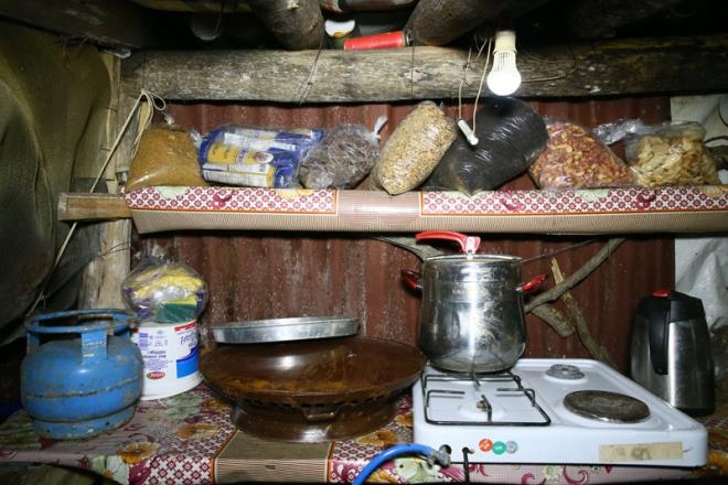 Seyrek Ky krsalnda icra edilen arazi arama ve taramasnda da tespit edilen snak ve arazide 350 varil ierisinde topraa gml rgt kyafetleri, 55 bin kk Hint keneviri, ok sayda el yapm patlayc dzenei iin para ele geirildi.