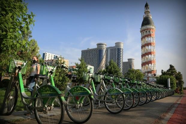 Komumuz Grcistan&#8217;n en popler ehirlerinden biri Batum, lkemiz iin de gzde tatil noktalarndan biri haline geldi. Bayram tatilini vizesiz ve direk uularla gidilebilen, yemyeil dalar ve kilometrelerce sahilleri bulunan Batum&#8217;da geirmek isteyenler iin neriler...