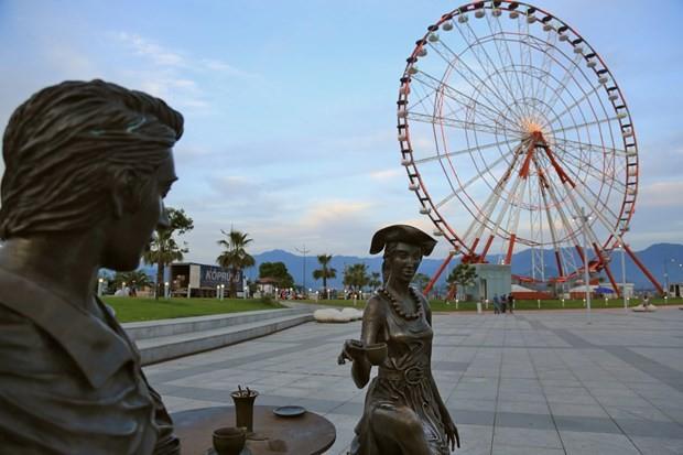 Batum'un u&#776;nlu&#776; heykeltras&#807;larndan biri olan Erekle Tsuladze'nin 2012'de bu gu&#776;zel meydan ic&#807;in yaptg&#774; Ben, sen ve Batum heykeli.