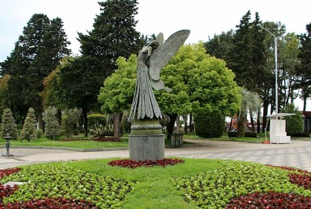 Batum'un Boulevard Caddesi u&#776;zerinde yer alan heykellerden biri.