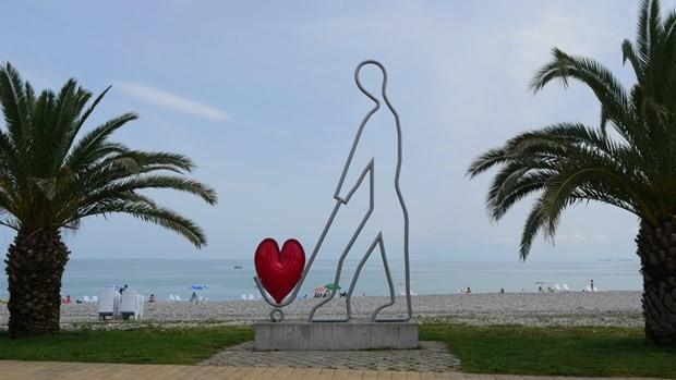 Eg&#774;er Batum'a yolunuz du&#776;s&#807;tu&#776; ise, s&#807;ehri mutlaka bir bisiklet kiralayp gezmelisiniz, korkmayn s&#807;ehir du&#776;z ayak ve bisiklet yollarna Batum genelinde hassasiyet go&#776;steriyorlar.