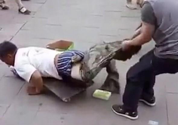 Dilenci in'de genel olarak ayaklar kesilen insanlarn kulland bir tekerlekli kay kay zerinde hareket ediyordu.