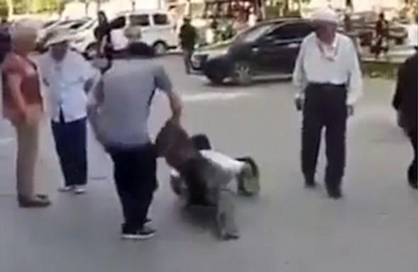 Pantolonu aa indirilince giydii bol pantolon altnda ayaklarn bir birine balad ortaya kt.