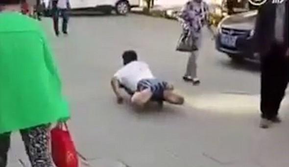 Gerein orataya kmasndan sonra dilenci kendisine tepki gsteren kalabalktan ayaklar i amarlar iinde skt iin kollarn kullanarak uzaklamaya alt. Grntler internette yaynland.