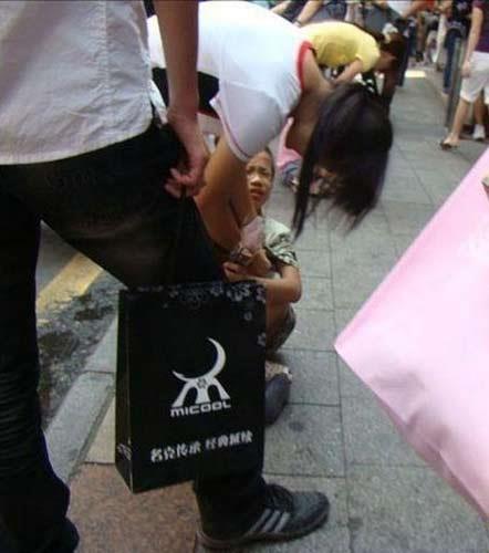 in'de kk bir ieki kzn sat yntemi internet araclyla herkesi glmseterek dikkat toplad. Sokaktan geenlerin bacaklarna sarlarak iek satmadan brakmayan kz ocuu objektife byle yansd.