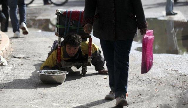 in'de bir dilencinin para toplama yntemi grenleri akna evirdi.