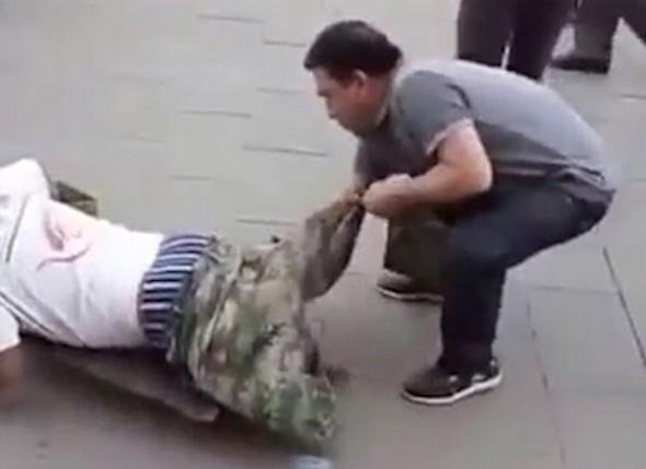 Dilenci birbirine bal ayaklar ile kendisini izlemek iin toplanan kalabalktan kamaya alt.