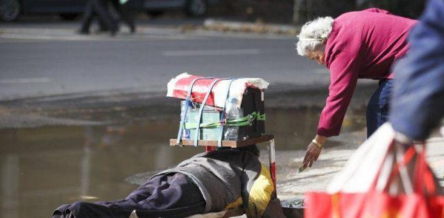 te yerde yatarak para dilenen inli dilencinin vicdan oyunu...