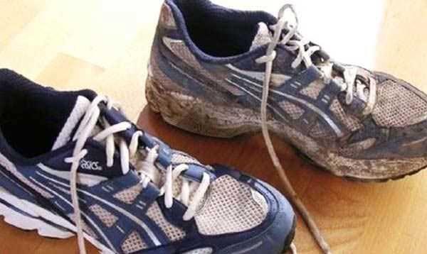 Ayakkab� ��kar�ld���nda ters d�nerse, ayakkab� sahibinin tez vakitte �lece�i d���n�l�r.