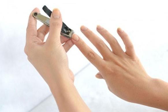 Ak�am t�rnak kesilmez. E�er ak�am vakti t�rnak kesiyorsan�z onu saks� i�ine g�m�n ��p�n i�ine atmay�n. Ak�am sak�z �i�nenmez, ak�am �i�nenen sak�z �l� etidir. Hamile kad�n a� ererken neye bakarsa do�acak �ocuk ona benzeyecektir. Gece gizlice ay �����nda, g�lgede y�kananlar ay gibi parlak olur.