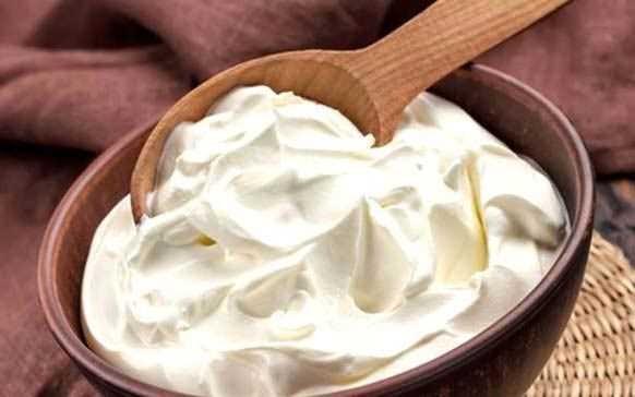 Yo�urdun g�zel olmas� i�in mezardan ��rp� toplanarak, kaynayan s�t�n alt�na at�l�r.