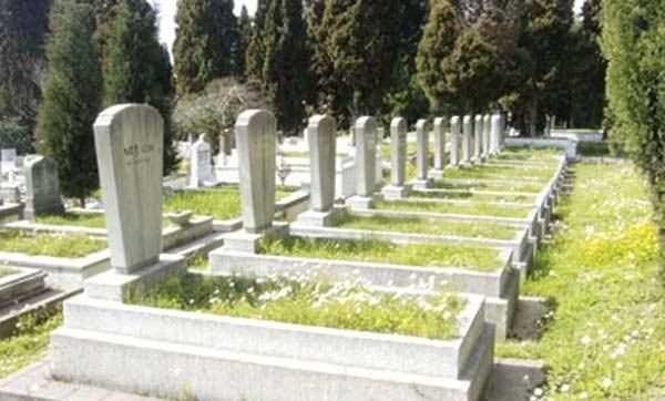 Mezarl�k, ziyaret yerlerindeki a�a�lar� kesenler �arp�l�r.