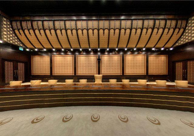 nemli sanat koleksiyonu sergileniyor<p>    Rehbere gre, Bakent Ankara ve Atatrk Orman iftlii'nin Cumhuriyet tarihi iin tad simgesel anlamlarn, Seluklu ve Osmanl deerleriyle yceltildii Cumhurbakanl Klliyesi'nin kap, duvar ve tavan sslemeleri Osmanl sultanlarnn nazardan korunmak, ifa bulmak, muzaffer olmak iin giydikleri "tlsml gmlekler"den ilham alnarak tasarland.