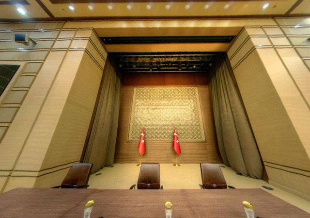 Rehberde, Cumhurbakanl Klliyesi'nin, Atatrk Orman iftlii arazisinde 750 bin metrekare zerine yaylan, Trk-slam mimarisinin izlerini tayan i ve d mekanlar, 200 bin metrekareyi bulan halka ak alanlaryla allagelmi "resmi yap anlayndan" ayran bir izgiye sahip olduu vurguland.