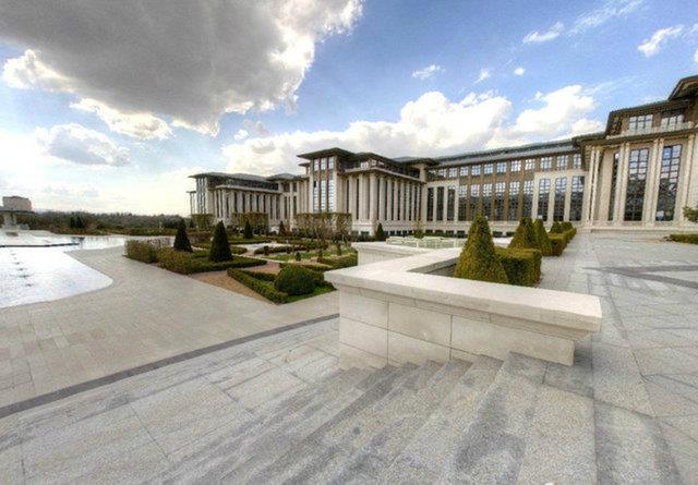 Cumhurbakanlarnn yal boya portreleri<p>    Rehberde, Cumhurbakanl Klliyesi'nde sergilenen Trkiye Cumhuriyeti'nin kuruluundan bugne kadar grev yapm cumhurbakanlarnn yal boya portreleri de yer ald.