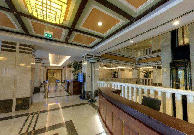 Milli saraylardan getirtilen tablo, hal, seramik, metal eser, hat levha ve mobilyalarla oluturulmaya balanan sanat koleksiyonu, sonraki dnemlerde zenginletirilmi ve bugnk halini alarak Cumhurbakanl Klliyesi'nde sergileniyor.