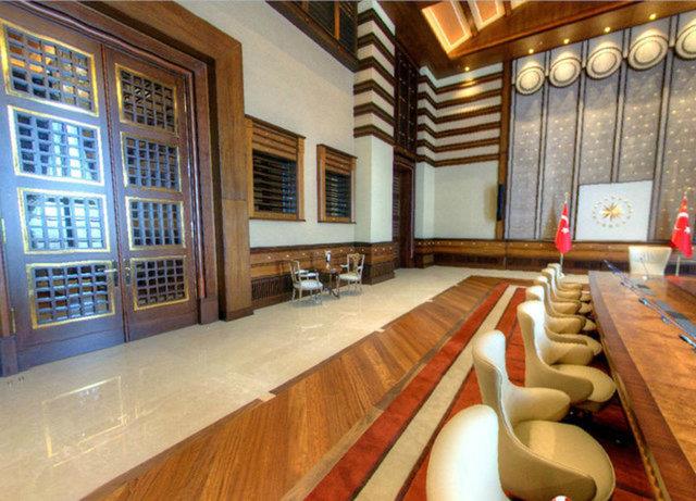 Merkezin sahnesi, opera, tiyatro, konser dahil olmak zere, her trl sanat performanslarn sahnelemeye msait ve gerekli tm teknik donanmlara sahip olacak ekilde tasarland.