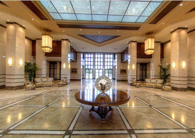 Devletin halkla zirvede bulumasn simgeleyen yapnn camiden ktphaneye, kongre ve kltr merkezinden idari binalara kadar eitli unsurlar barndrmas sebebiyle "klliye" eklinde nitelendirildii belirtildi.