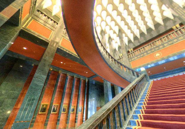 Rehbere gre, 2 bin kii kapasiteli Kongre ve Kltr Merkezi, dnyann saygn kltr, sanat ve bilim merkezlerinden biri olmaya aday olarak gsteriliyor.