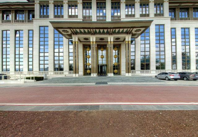 Ana binadaki fikus benjamin tr aalarla dikkat eken 2 bin kii kapasiteli ve bin 257 metrekarelik fuaye kokteyl alannn "K Bahesi" olarak isimlendirildii bildirilen rehberde, Erdoan'n makam odasnn fotoraflarna da yer verildi.