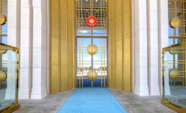 Betepe Millet Camii nnde ziyaretiler iin fotoraf hizmetinin sunulduu belirtilen rehberde, ekilen fotoraflarn Cumhurbakanl Armasn tayan dosyada sahiplerine hediye edildii ifade edildi.