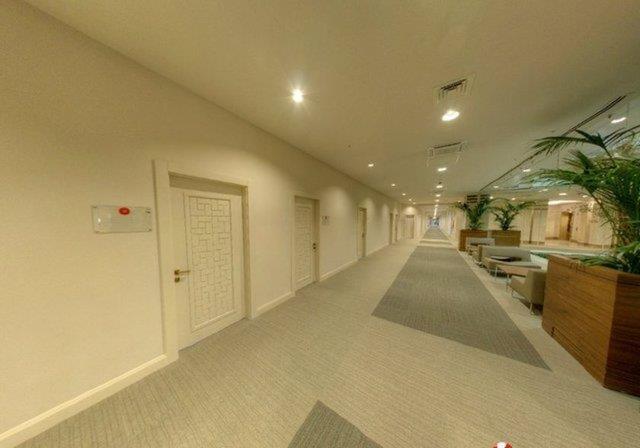 Tavan sslemelerinde gmlein zerinde yer alan kare motif ve bordrlerden esinlenildi. D cephede kullanlan desenler, aplike tekniiyle tlsm gmleklerden karlan motiflerden oluuyor. am ii kakma sslemesiyle yaplan efektli kese motiflerinden esinlenerek d cephe tavan desenleri yapld.