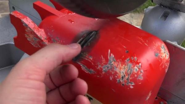 Fenomen baba oul bulduklar kara kutuyu elektrikli kesici ile kesmeye balyorlar.