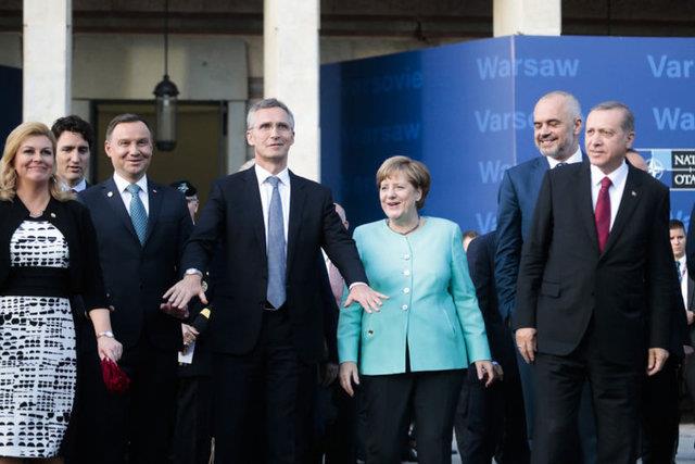 Liderler burada, aralarnda NATO'ya ait AWACS'n da bulunduu mttefik lke uaklarnn geilerini izledi.