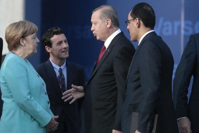 NATO Devlet ve Hkmet Bakanlar Zirvesi kapsamnda mttefik lkelere ait uaklar, zirvenin yapld Ulusal Stadyum'un zerinden gei yapt.