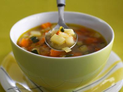 Sebze �orbalar�, kremal� olanlar hari�, d���k kalorileri ve mideyi doldurarak a�l�k hissini hemen bast�rd��� i�in ba�lang�� olarak ya da hafif bir yemek olarak tercih edilebilir.