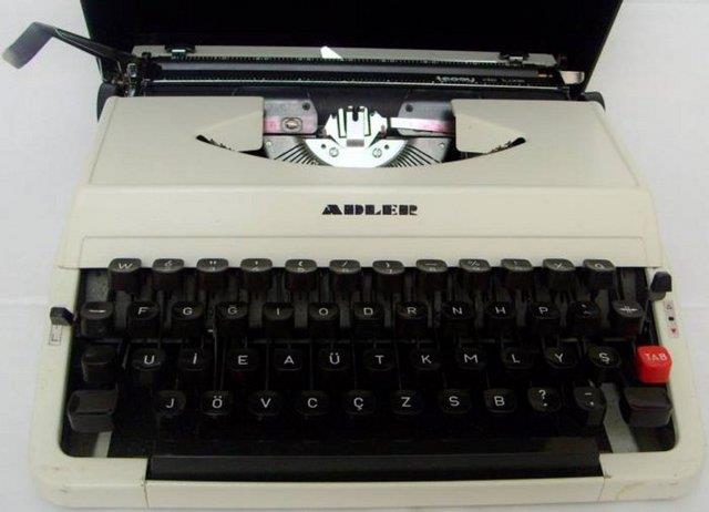 Yakn gemie kadar gnlk hayatmzn olmazsa olmazlar arasnda yer alan nesne ve mesleklerin birou hatra olarak kald. Onlardan ounu hatrlamakta bile zorlanyoruz...