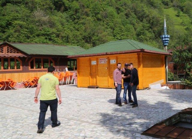 Tesis iletmecisi Yaar avuolu, "Burada bir elektrik direi vard. Mescidi tadk buraya ve direi de minare olarak deerlendirdik. Laz olduumuz iin biraz tabii Laz ii oldu." dedi