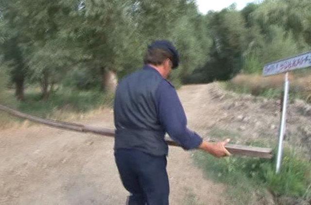 Kele, kyn huzur ve gvenlii iin her gn saat 20.00'den sabah saat 07.00'ye kadar bariyeri indirip kilitleyerek geii engelliyor. Kele, bariyerin olduu yere yolun saat 20.00'den sonra kapal olduunu belirten bir levha da koyuyor.