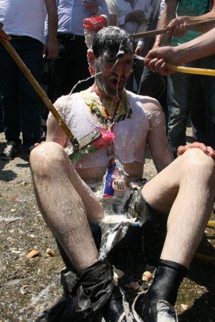 Sabahtan akama kadar sren elencenin sonunda arkadalar, damada damatlkln giydirip gelini almaya gitti.