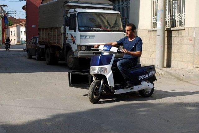 Manisa&#8217;da bir motosiklet tamircisi, geri manevra iin itmek zorunda olduu motosikletine &#8220;geri vitesli sistem&#8221; kurdu.