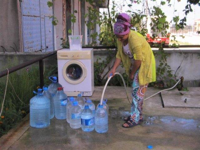 SU AKMAYINCA... Karadeniz'den Edirne'nin Uzunkpr ilesine tanan Arabac ailesi, ilede 10 gndr su akmad iin amarlarn ykayamaynca ilgin zm retti.