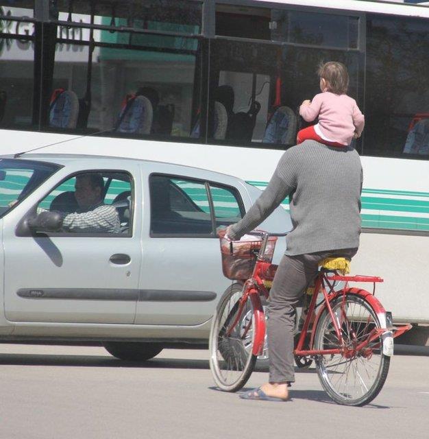 Olay , Merkez Seyhan ilesine bal Baraj Yolu Caddesi'nde meydana geldi.Bir kii ocuu olduu iddia edilen kk kz omuzlarna alarak bisiklet srd.