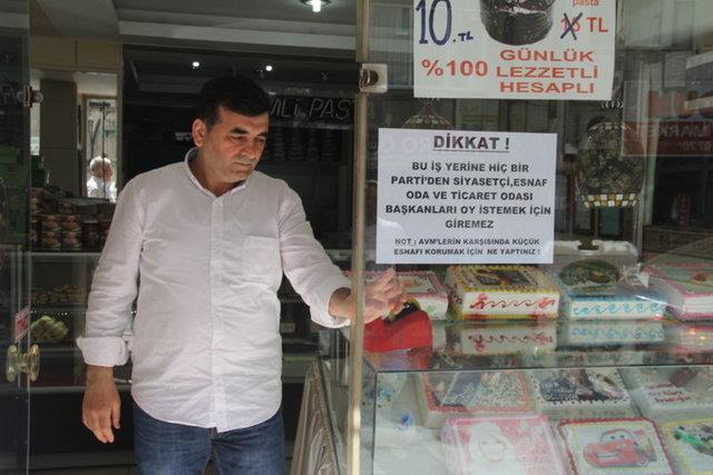 Kk esnafn Alveri Merkezleri karsnda korunmamasna isyan eden Bursal pastac, iyerinin giriine, "Bu iyerine siyasiler ve oda bakanlar giremez" yazsn asarak protesto yapyor.
