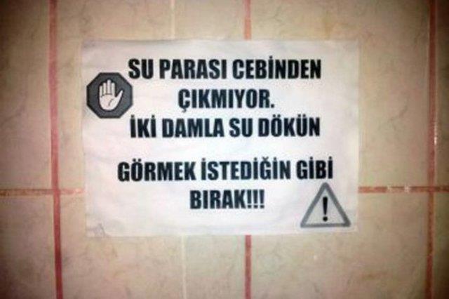 ki Damla Su Dkn! Gmhane kent merkezinde bir tuvalete "yurdum insan" dedirtecek trden bir ilan asld. l merkezindeki bir ihannn tuvaletine giren vatandalar, iyeri sahibinin yksek su faturalarndan muzdarip olduu anlalan bir ilanla karlayor. Tuvalet kapsnn tam karsna aslan ilanda "Su paras cebinden kmyor, iki damla su dkn. Grmek istediin gibi brak" ifadeleri yer alyor.