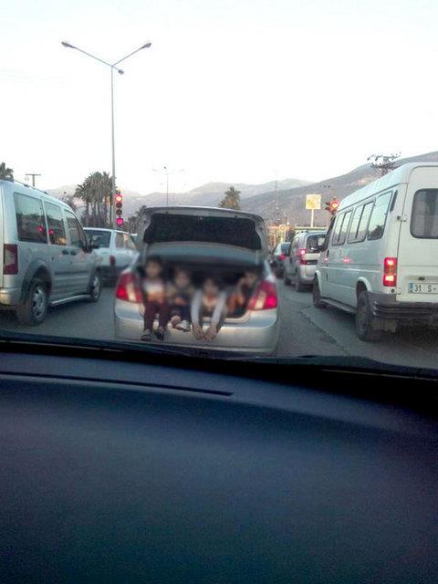 skenderun'un en ilek yollarndan biri olan Adana-skenderun-Hatay karayoluna seyir halinde olan plakas alnamayan bir otomobilin bagajndaki 4 ocuk grenleri hayrete drd.