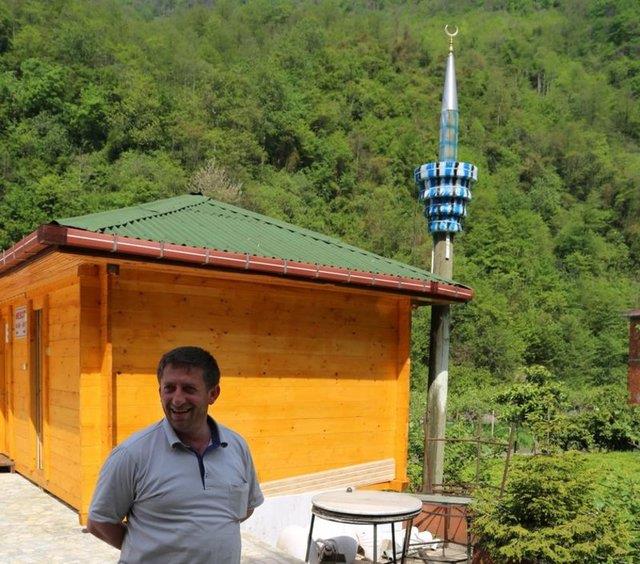 Tesisin yan tarafndaki bahede atl durumda bulunan elektrik direine araba lastiklerini geirip LED yla donatan ve minare eklini veren iletme sahibi, daha sonra 200 metre tedeki ahap mescidi de buraya tad.