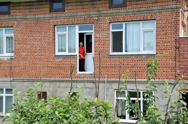 Rize&#8217;nin Pazar lesi Ycehisan Ky&#8217;nde Ali Bal&#8217;a ait iki katl binann 2. katnda bulunan kap balkona deil bolua alyor.