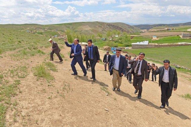 GSM hatlarnn da ekmemesi nedeniyle byk sknt yaayan vatandalar, telefon grmesi yapabilmek iin zorlu artlara ramen kye hakim tepeye kurulan su deposuna gitmek zorunda kalyor.