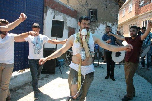 ETEKLE FTETELL  Daha sonra damadn evine giden arkadalar, camlarn ve sandalyelerin birkan krd.