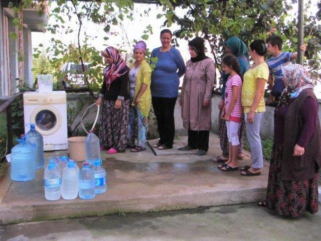 Karadenizli aile amar makinesini evin bahesinde bulunan kuyuya balayarak mahallenin amarlarn ykamaya balad.