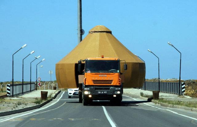 TIR'la tanan amazon adrlar karayolunda ilgin grnt oluturdu