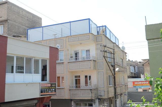 Gaziantep&#8217;te bir evin atsna kurulan konteyner evler mltecilere kiraland. ahinbey ilesine bal nn Caddesi'nde bulunan bir evin atsna kurulan 3 tane konteyner ierisinde Suriyeliler yayor.