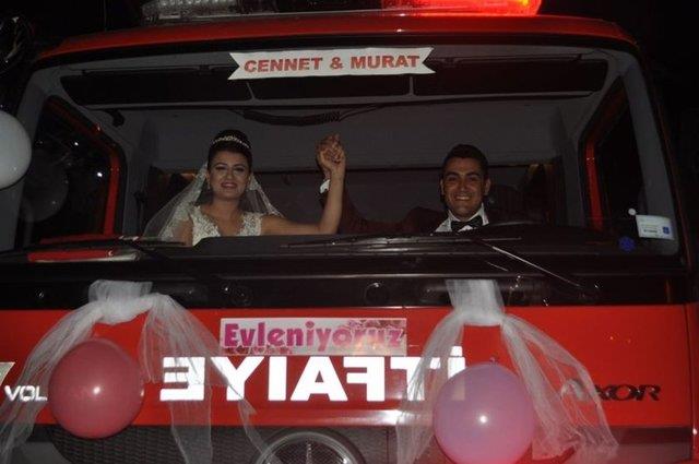 tfaiye aracn ssleyen Murat Ylmaz ve Cennet Kl (23) ifti, kendisine elik eden dier aralarla konvoy halinde ilenin cadde ve sokaklarndan geti. Bu arala dn salonuna gelen ifti, mesai arkadalar yalnz brakmad. Gelin arabas dn salonundaki davetlilerin de ilgisini ekti.