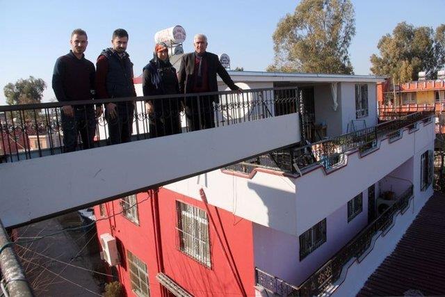 OLU LE KEND EVNN ARASINDA ST GET YAPTIRDI    Adana'da bir kii, daha kolay gidip gelmek iin kendi evi ile olunun evi arasna st geit yaptrd.